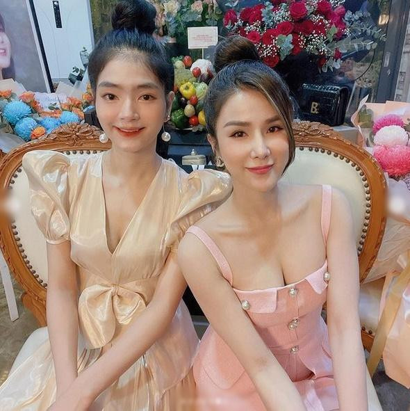 Dễ thấy, hot mom cực kì chuộng màu hồng. Trong bất kể sự kiện nào trong đời, hầu hết Diệp Lâm Anh đều chọn trang phục tông màu hồng. Mẹ bỉm vừa khoe được làn da trắng nõn nà không tì vết vừa ưu ái các thiết kế khai thác được vòng 1 lợi thế. Người đẹp đọ sắc bên em gái trong tiệc sinh nhật. Cô chị lựa chọn chiếc đầm hai dây màu hồng khoe "vựa bưởi" căng đét.