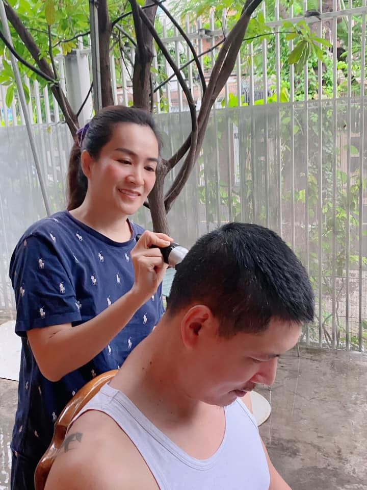 Anh Thơ tự tay cắt tóc cho ông xã Bình Minh.