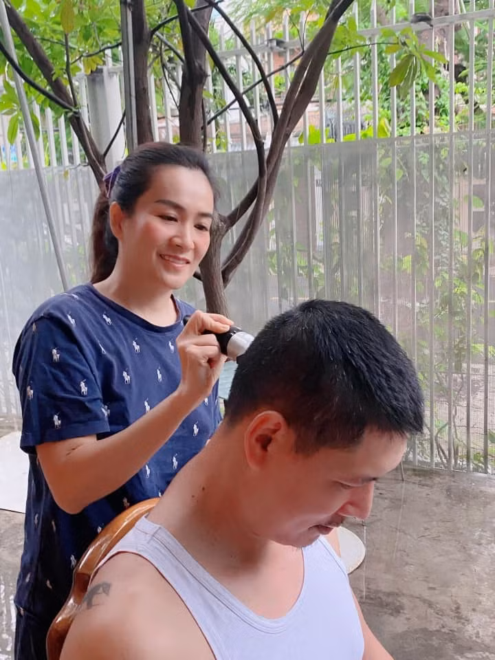 Anh Thơ tự tay cắt tóc cho ông xã Bình Minh.