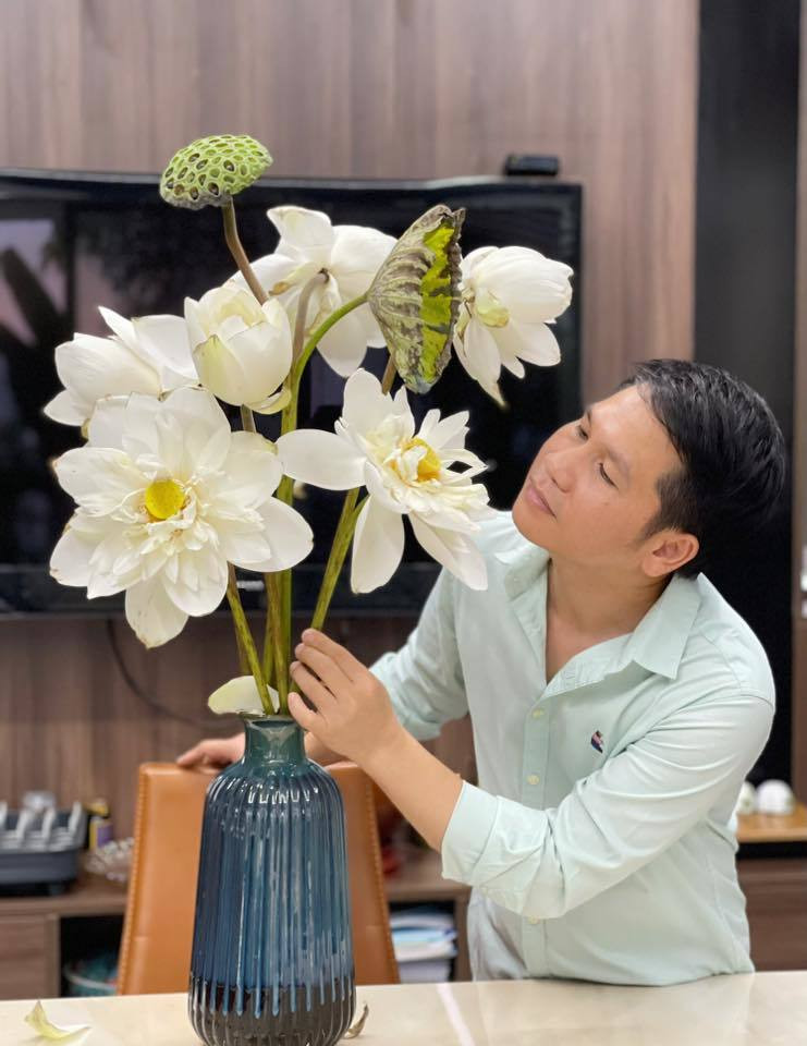 Sao Việt hôm nay 20/7: Trọng Tấn tạo dáng bên sen đẹp.