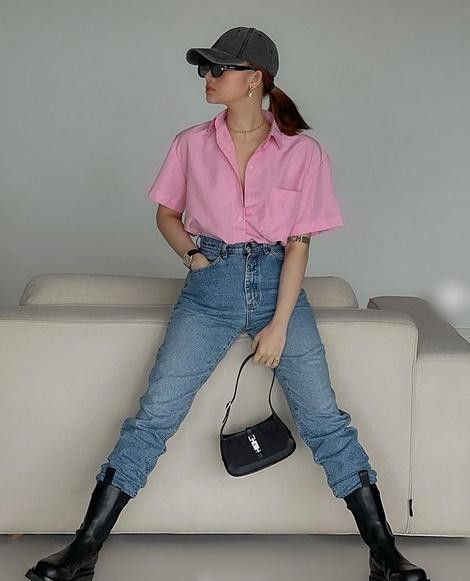 Một lần khác, nữ ca sĩ lại lên đồ chất lừ với sơ mi, quần jeans và boots da hầm hố.