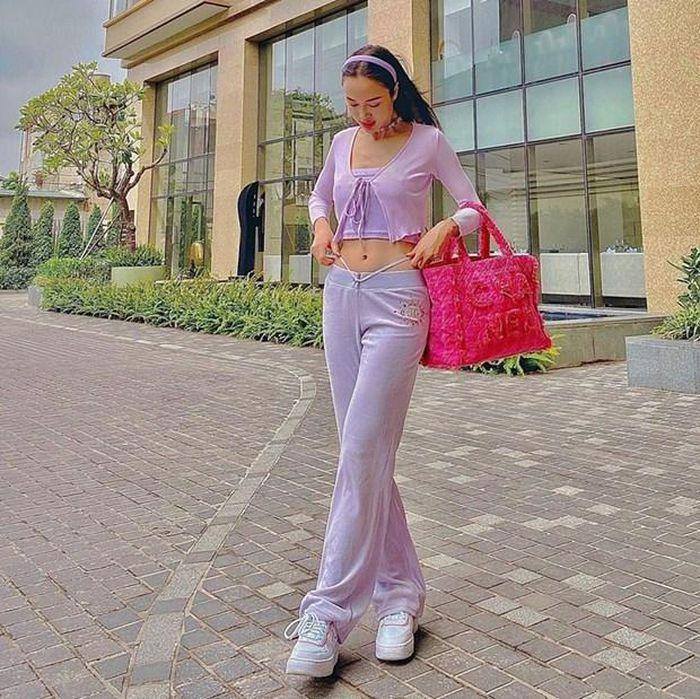 Vũ Ngọc Anh phối đồ matchy-matchy, ngập sắc tím lilac. Cardigan lửng với crop top, phối quần và bờm tóc ton-sur-ton, mang đậm phong cách thời trang những năm 2000.