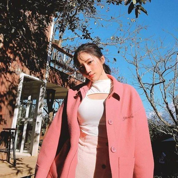 Orange ngọt ngào trong trang phục tông màu pastel, khoác áo dạ dáng dài gam hồng nữ tính.