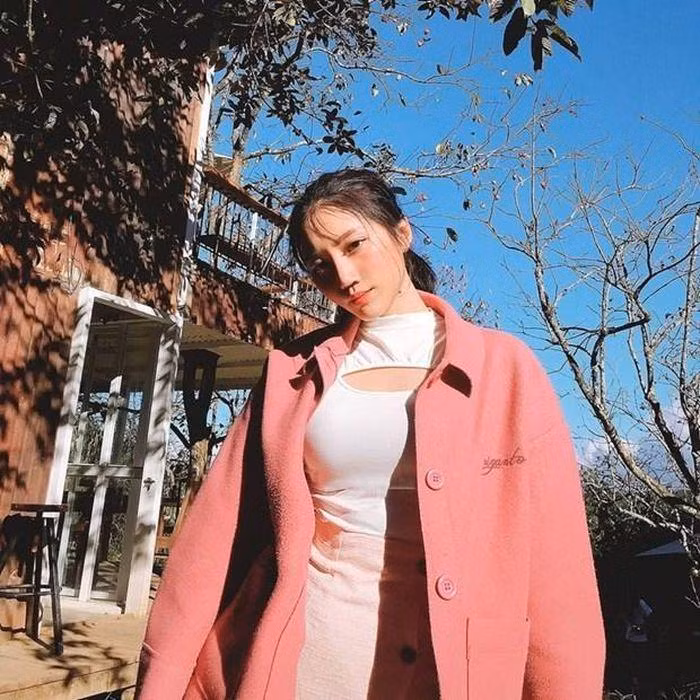 Orange ngọt ngào trong trang phục tông màu pastel, khoác áo dạ dáng dài gam hồng nữ tính.