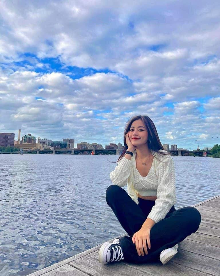 Trong một lần "tung tăng" khác ở xứ sở cờ hoa, Chi Pu lại khiến dân tình mãn nhãn với áo croptop bên trong, ngoài khác áo len tiệp màu cùng quần ống loe sành điệu. Cách mặc đơn giản của Chi Pu nhưng giúp cô khoe được triệt để vòng hai thon gọn cùng đôi chân dài.