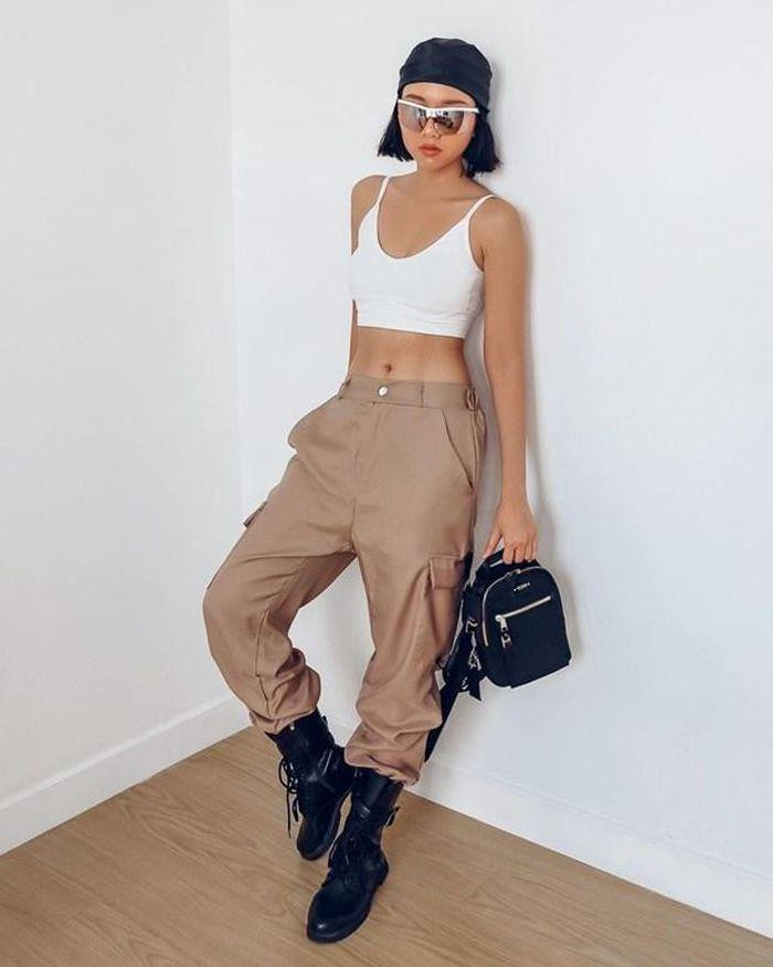 Băng Di ''chất lừ'' khi biến áo bra thành crop top, khoe cơ bụng số 11 đáng ngưỡng mộ. Cô nàng còn phối quần cargo và boots cao cổ cực ''ngầu,'' tô đậm phong cách Hip Hop.