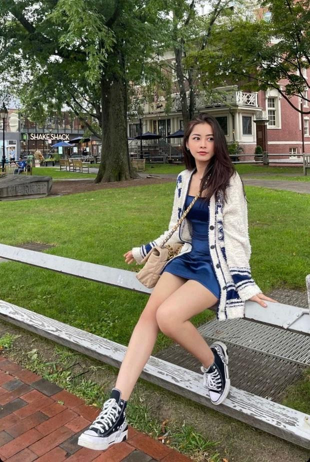 Mới đây, Chi Pu gây bất ngờ khi thông báo sang Mỹ du học. Chưa biết mục đích cô sang Mỹ để học gì nhưng street style những ngày qua của người đẹp Hà Thành đủ khiến dân mạng rụng rời. Thậm chí, có nhiều người còn nhận xét rằng Chi Pu chỉ nên xinh đẹp như vậy thôi đừng hát. Người đẹp diện "style nữ sinh" khi check-in trường đại học Harvard.