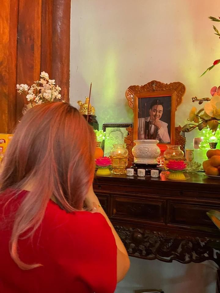 Thanh Thảo đến Đền thờ Tổ nghiệp của Hoài Linh cầu an cho showbiz và thắp hương cố nghệ sĩ Chí Tài.