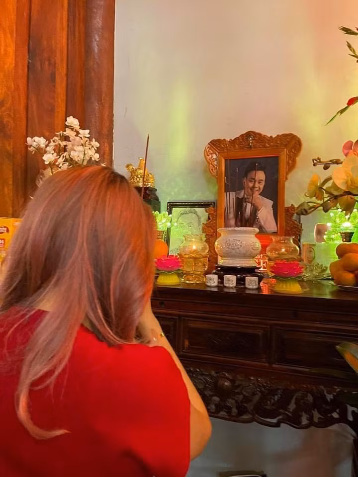 Thanh Thảo đến Đền thờ Tổ nghiệp của Hoài Linh cầu an cho showbiz và thắp hương cố nghệ sĩ Chí Tài.