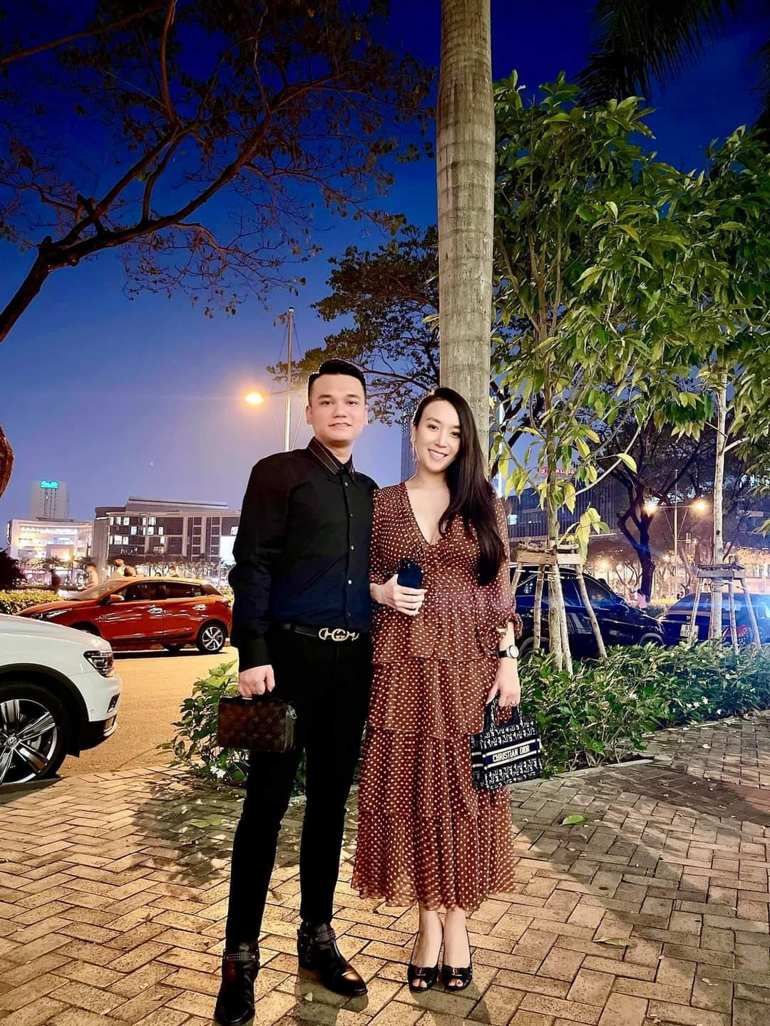 Khắc Việt đưa bà xã đi chơi ngày cuối tuần.