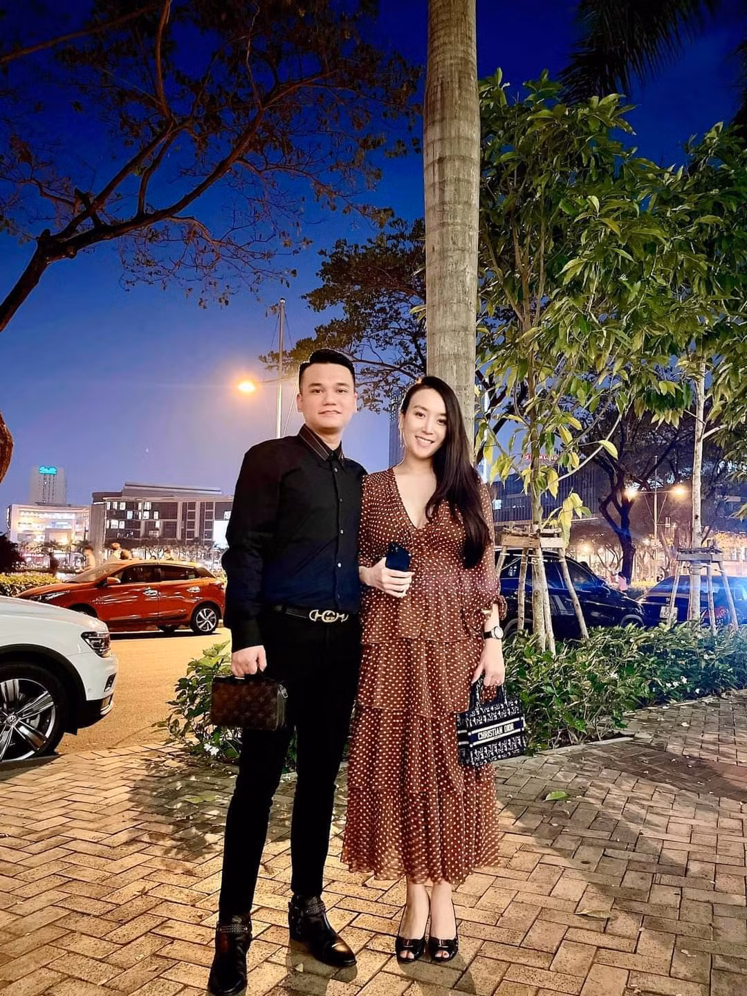 Khắc Việt đưa bà xã đi chơi ngày cuối tuần.