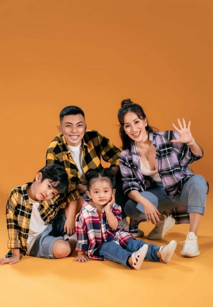 Gia đình Khánh Thi - Phan Hiển diện đồ đồng điệu chụp ảnh kỷ niệm con gái tròn 3 tuổi.