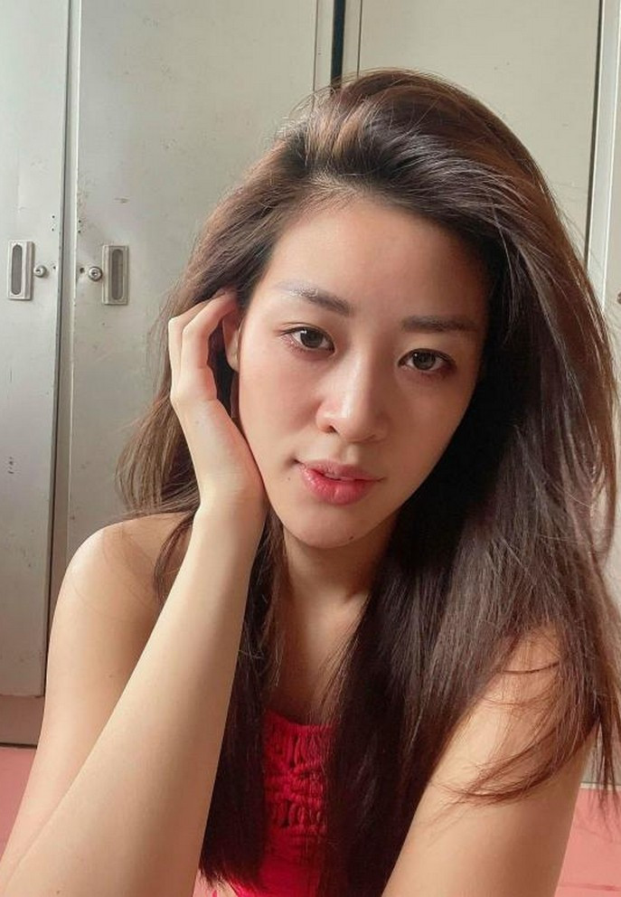 Khánh Vân đăng ảnh mặt mộc trong khu cách ly. Hoa hậu động viên mọi người luôn giữ tinh thần lạc quan và sức khỏe.