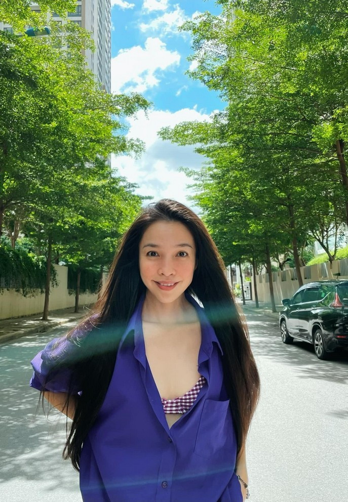 Hiền Thục gợi cảm nhưng vẫn kín đáo với áo sơ mi dáng rộng.