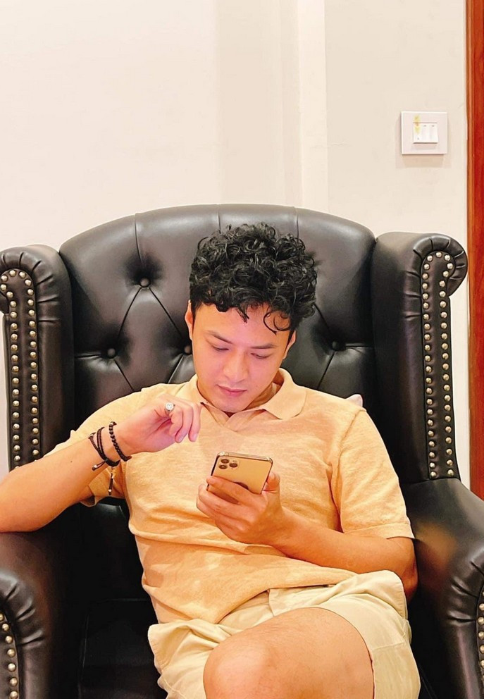 Hong Dang gay ngo ngang voi mai toc xoan la lam