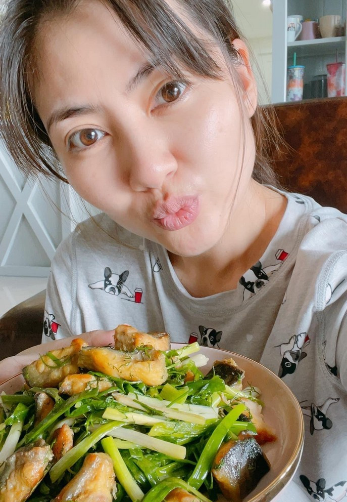 Diễn viên Ngọc Lan hạnh phúc khi được MC Nguyên Khang gửi tặng món chả cá Lã Vọng đặc sản của Hà Nội.