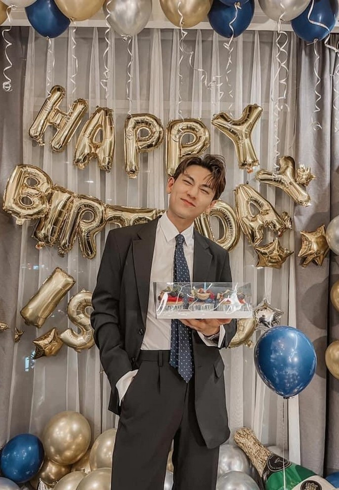 Isaac hạnh phúc đón tuổi 33. Nam ca sĩ được khen trẻ trung hơn nhiều so với tuổi thật.