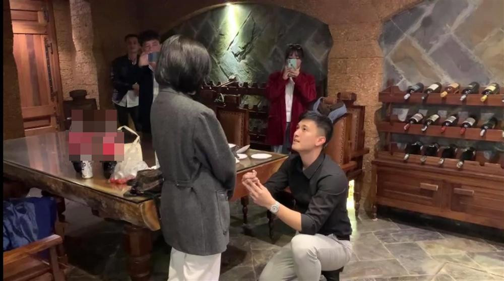 Single mom Bach Lan Phuong duoc cau hon: 