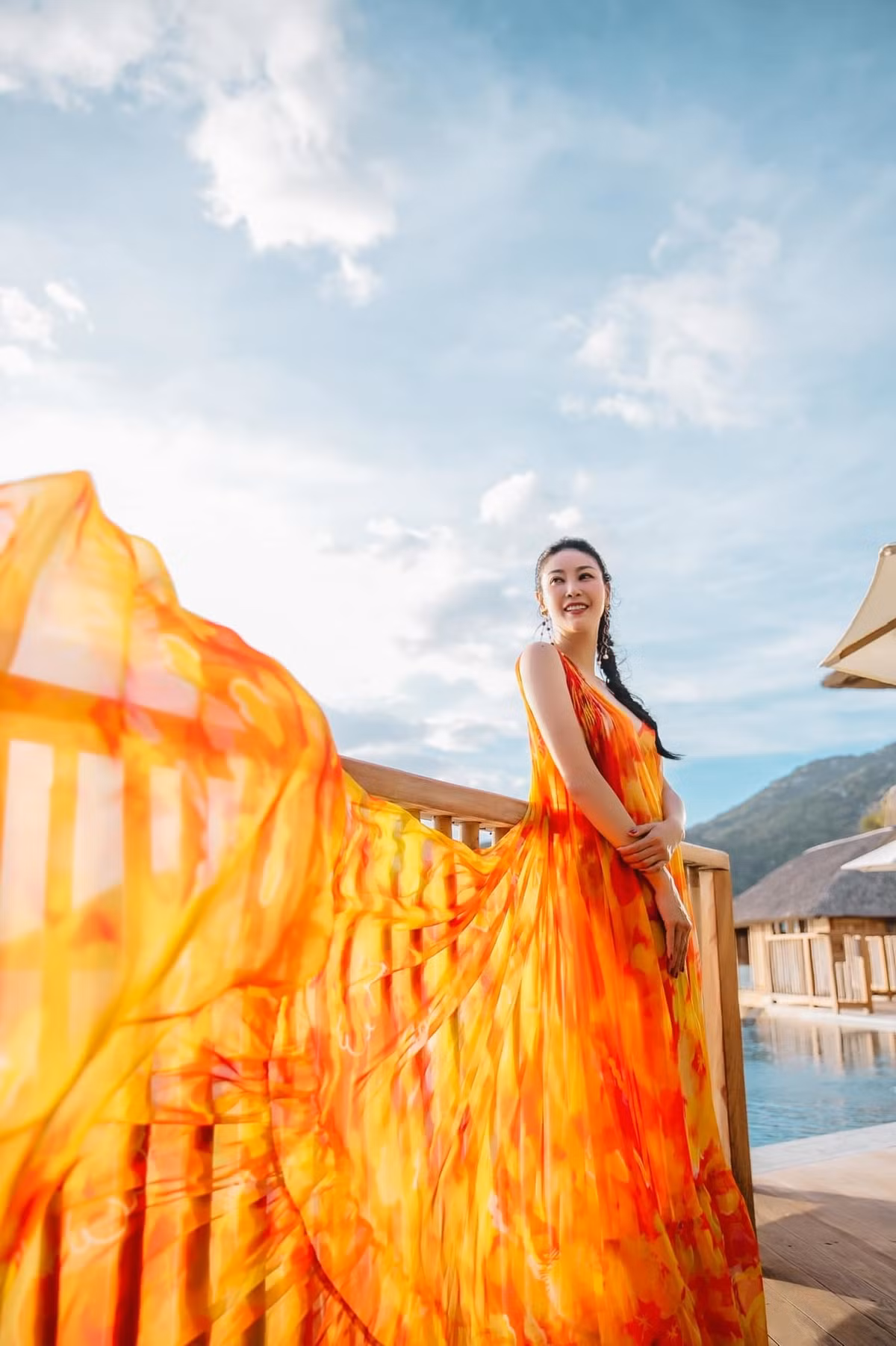 Sao Việt hôm nay 7/5: Hà Kiều Anh như hòa vào ánh hoàng hôn trên biển.