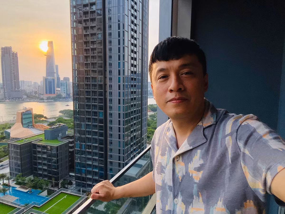 Lam Trường "trong lòng trống rỗng" khi ngắm hoàng hôn từ căn hộ thuộc khu chung cư siêu sang tại TP.HCM.