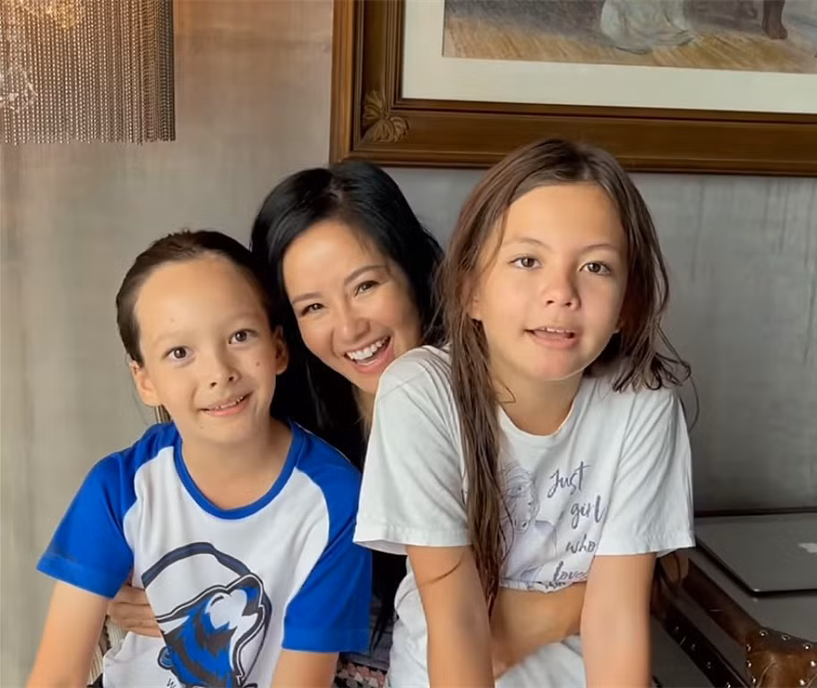 Hồng Nhung cùng 2 con gái chúc mừng sinh nhật Saxophone Trần Mạnh Tuấn.