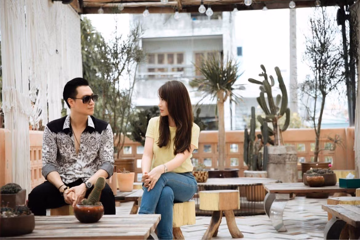 Việt Anh mặc "ngầu" đến quán cafe.