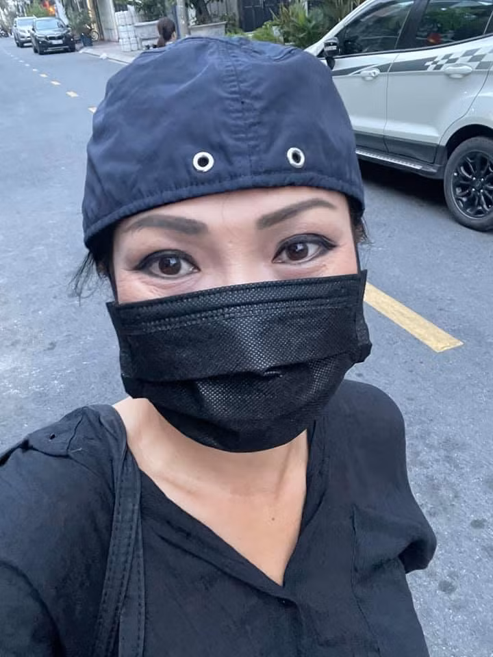 Phương Thanh đăng ảnh sau một ngày làm việc mệt mỏi: "Đen thui vậy cho con Corona nó sợ".