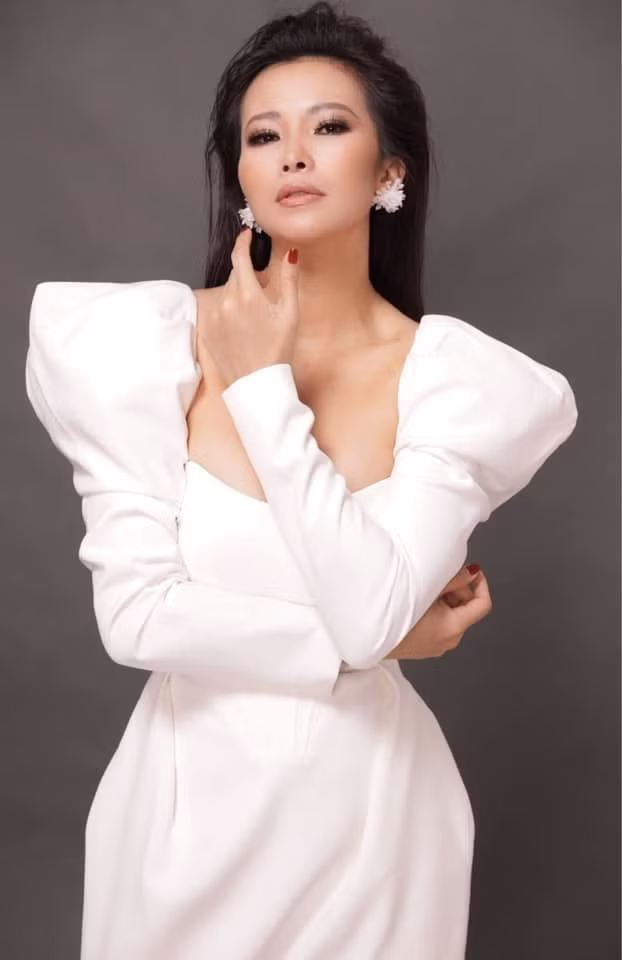 Đan Kim viết: "Chẳng tự hào việc làm mẹ đơn thân. Ngu ráng chịu thôi. Nhưng nếu không có lúc ấy thì hôm nay em đâu xinh đẹp như thế này ạ?".