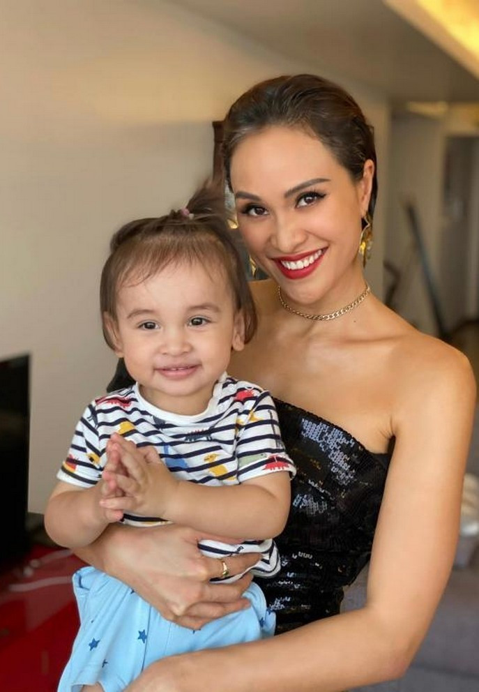 Sao Việt hôm nay 8/4: MC Phương Mai chia sẻ khoảnh khắc bế con trai cùng dòng chia sẻ: "Mỗi ngày cười ít nhất một cái". Bé Henryk - con trai của nữ MC và chồng Tây hơn một tuổi có vẻ ngoài đáng yêu, thừa hưởng nét đẹp của bố lẫn mẹ.