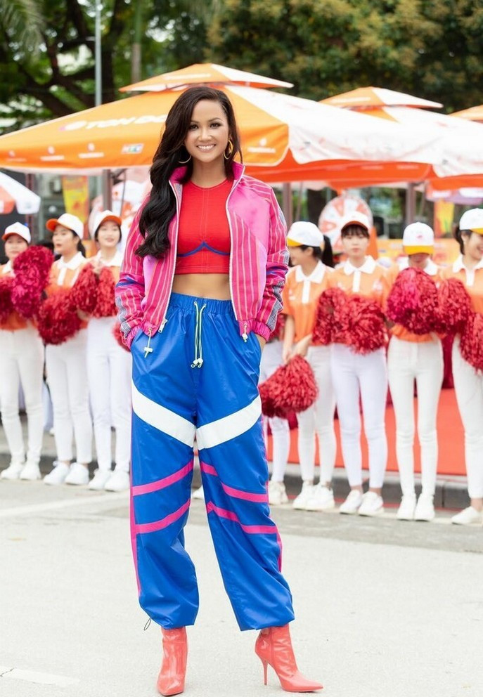 H'Hen Niê kết thúc một ngày làm việc bận rộn khi phải từ TP.HCM bay ra Cao Bằng để dự sự kiện. Dù áp lực thời gian, cô vẫn giữ được vẻ ngoài tươi tắn.