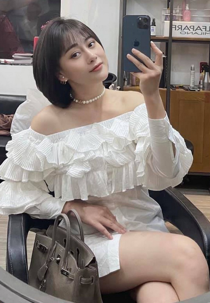Sao Việt Phương Oanh selfie khoe tóc mới với fan.