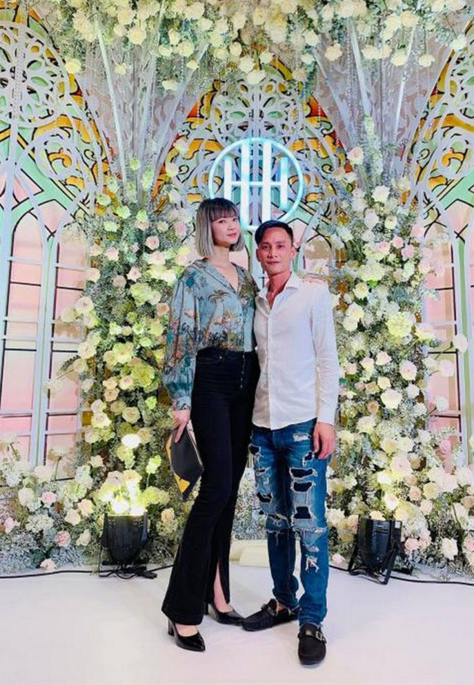 Siêu mẫu Hạ Vy được chồng tháp tùng dự sự kiện. Cô cũng "nhắc khéo" ông xã về món quà kỷ niệm 20 năm ngày cưới.