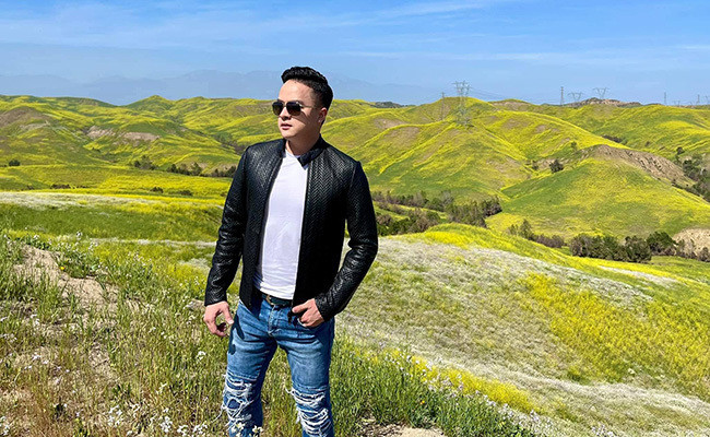 Cao Thái Sơn tranh thủ tạo dáng với khung cảnh cao nguyên được anh ví "đẹp như tranh".