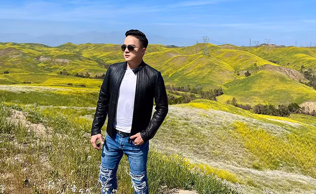 Cao Thái Sơn tranh thủ tạo dáng với khung cảnh cao nguyên được anh ví "đẹp như tranh".