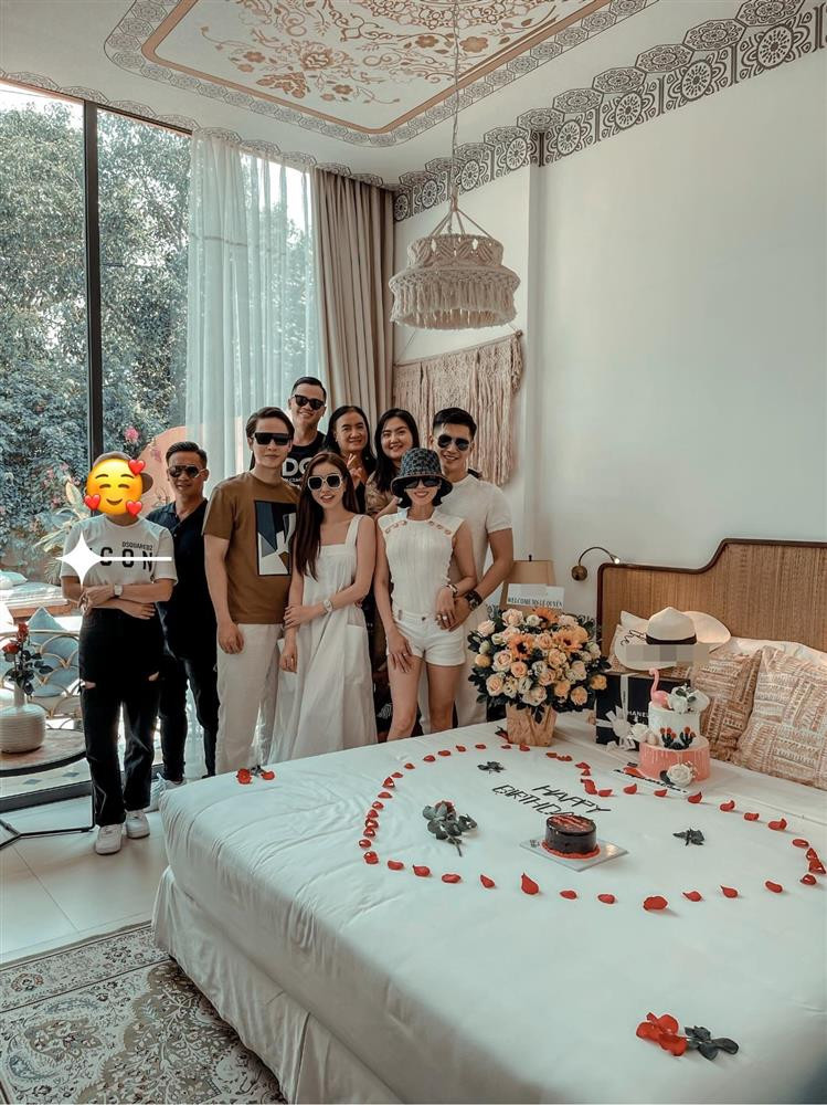 Le Quyen om ap Lam Bao Chau cuc tinh don sinh nhat som