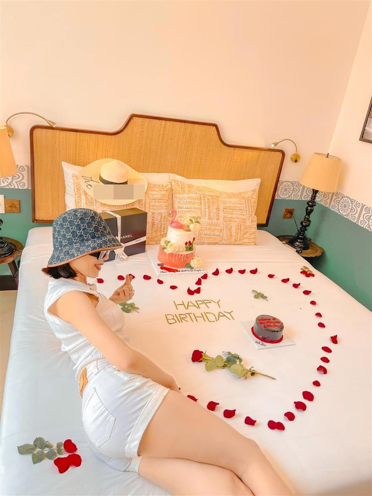 Le Quyen om ap Lam Bao Chau cuc tinh don sinh nhat som-Hinh-4