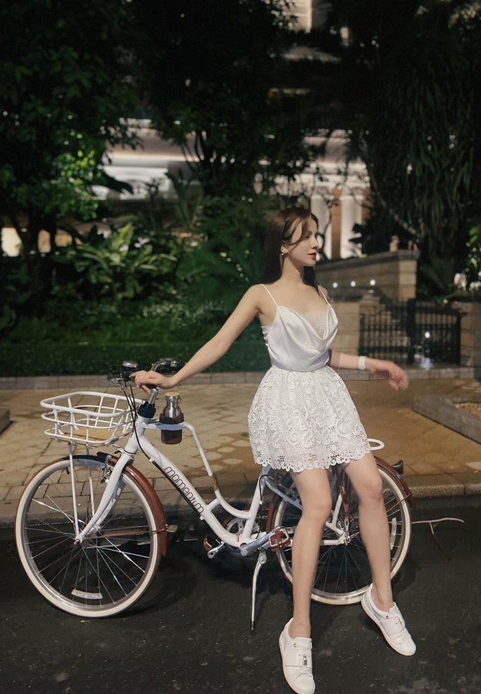 Diệp Lâm Anh trông như nữ sinh với trang phục trẻ trung, sắc vóc thon thả.