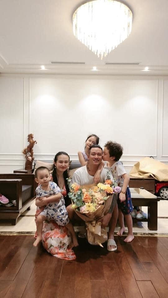 Tuấn Hưng hạnh phúc khi nhận được quà từ vợ và các con.
