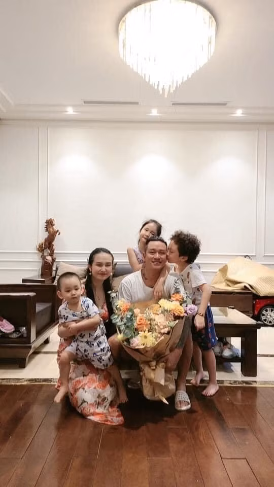 Tuấn Hưng hạnh phúc khi nhận được quà từ vợ và các con.