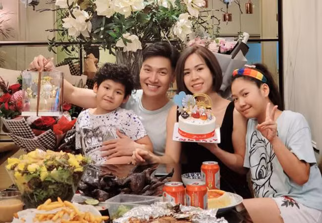 Diễn viên Mạnh Trường đăng tải ảnh gia đình quây quần mừng sinh nhật bà xã. "Tuổi 36 luôn giữ mức cân dưới 56 kg nhé, Phương Phạm béo", anh hài hước nhắn gửi vợ. Vợ chồng nam diễn viên kết hôn năm 2008 sau nhiều năm yêu nhau. Từ khi sinh con thứ hai, bà xã Mạnh Trường lui về làm hậu phương cho nam diễn viên chuyên tâm phát triển sự nghiệp.