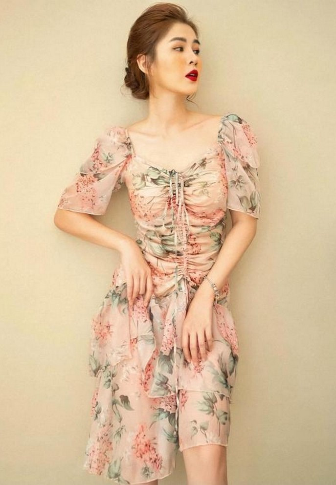 "Giống như hoa cô ấy nở vì cô ấy đã trồng một khu vườn trong trái tim mình và tưới nước cho cây trong tâm hồn", MC Thu Hoài chú thích ảnh.