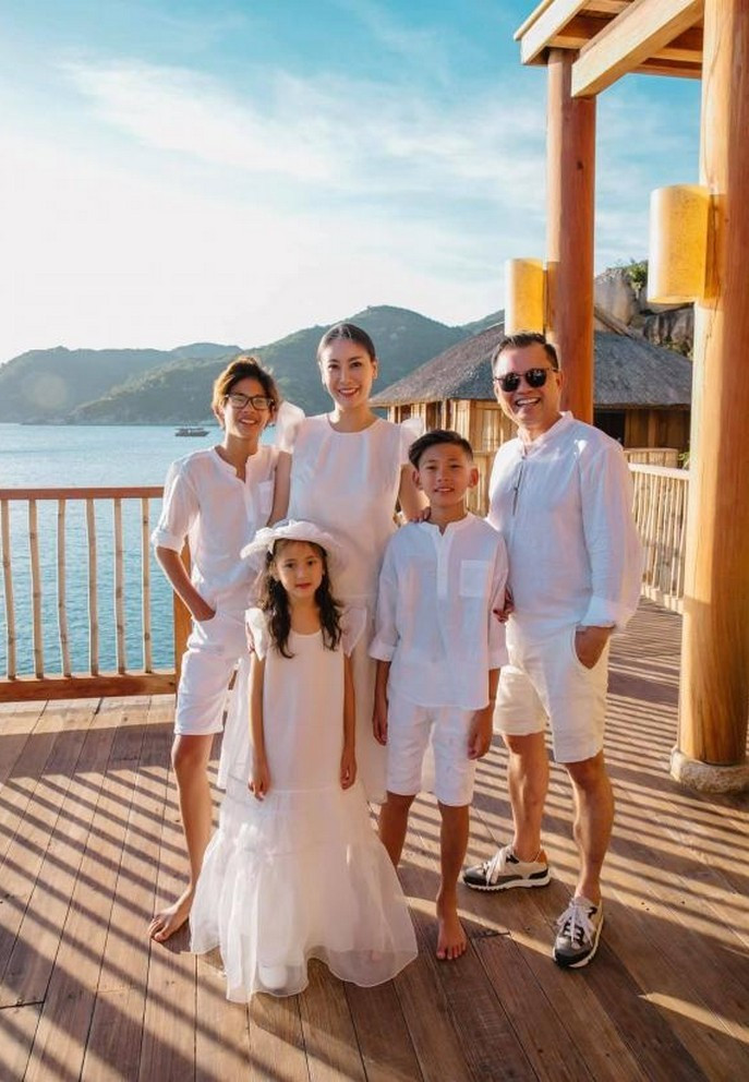 Hoa hậu Hà Kiều Anh cùng các con đăng ảnh cảm ơn ông xã vì luôn là điểm tựa cho gia đình.