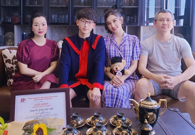Gia đình Huyền My mừng em trai tốt nghiệp cấp ba.