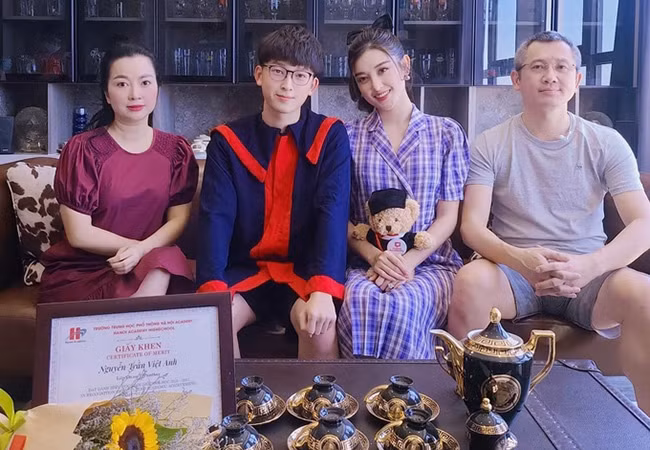 Gia đình Huyền My mừng em trai tốt nghiệp cấp ba.