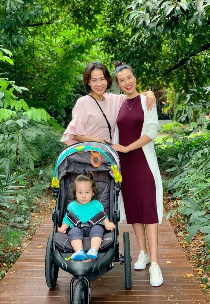 Hoàng Oanh đưa con trai đến thăm nhà Thu Minh tại Singapore.