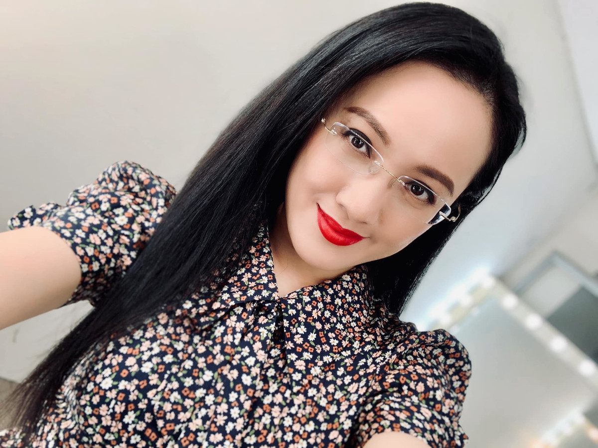 Sao Việt hôm nay 22/6: BTV Hoài Anh selfie bên lẵng hoa nhận được trong ngày Báo chí Cách mạng Việt Nam. 