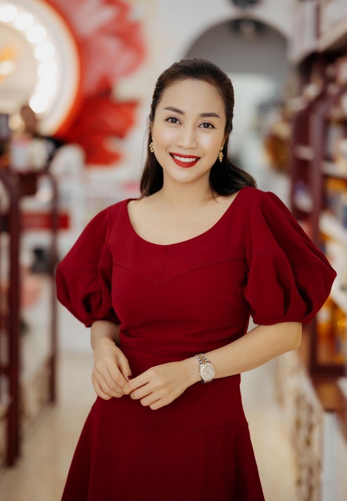 Ốc Thanh Vân được khen nhuận sắc dù đã là bà mẹ 3 con.