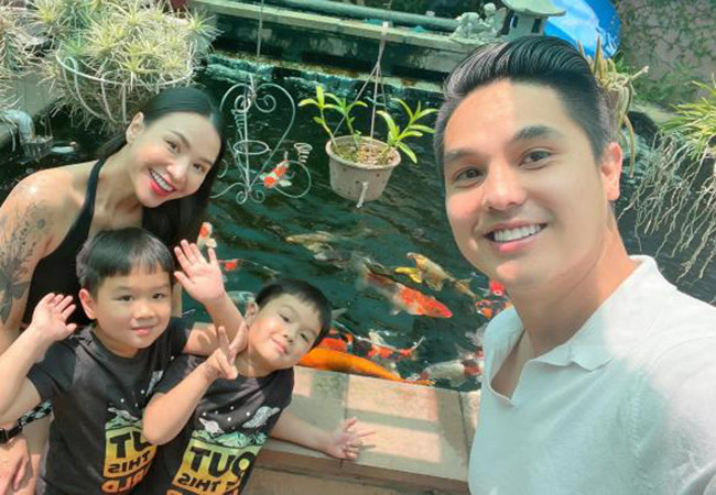 Vợ chồng Baggio - Quỳnh Trâm cùng 2 con trai ăn mừng Ngày của Cha tại Mỹ.