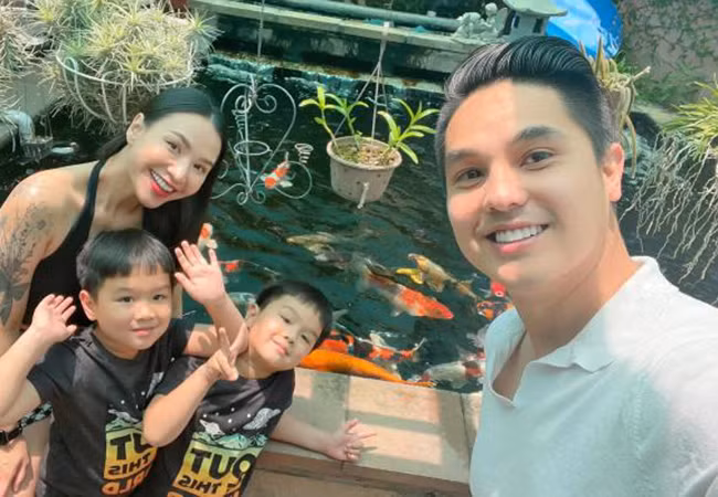 Vợ chồng Baggio - Quỳnh Trâm cùng 2 con trai ăn mừng Ngày của Cha tại Mỹ.