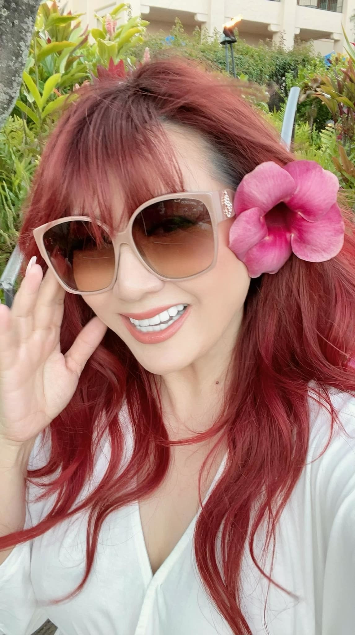 Hoặc Bằng Kiều rất mê bonsai, mỗi lần nghe ai có bán là say lắm, lái xe rủ nhưng tôi lại không đi. Vì đi thì bỏ con ở nhà tôi nghĩ phí thời gian một tiếng đi cùng, một tiếng về rồi có khi một tiếng trao đổi giá cả mua bán nữa. Bởi vậy nhiều khi sở thích trái nhau''.